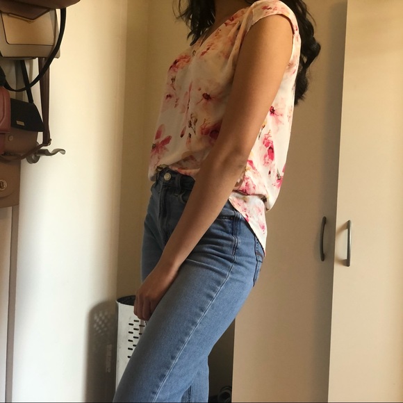 Flowy, Floral, Sleeveless Blouse - Picture 2 of 3